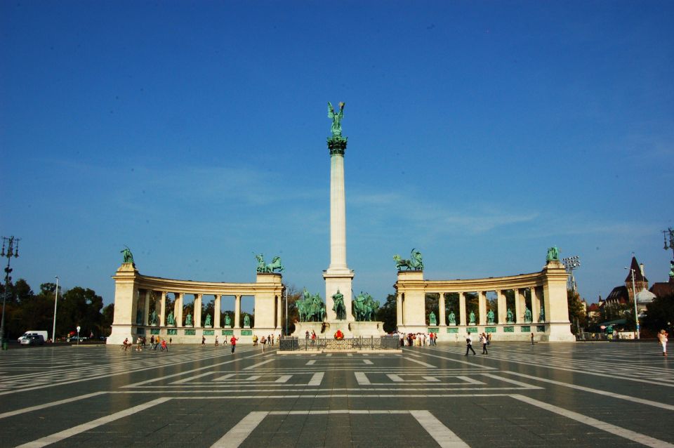 Budapest: Private Walking Tour of City with Spanish Guide - Price and value for a group of up to five
