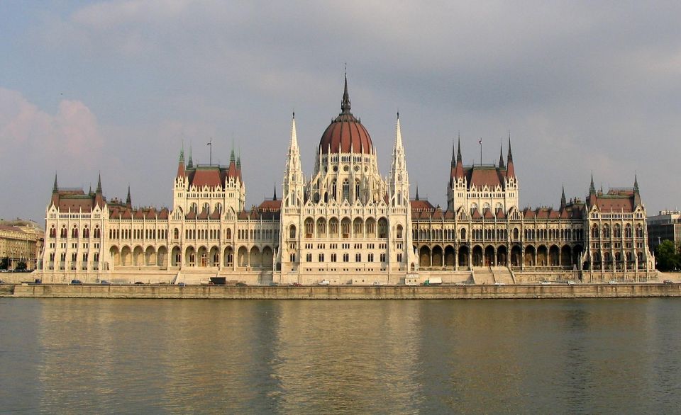 Budapest: Private Walking Tour of City with Spanish Guide - The Route Threads Pest and Buda, With an End Point You Control