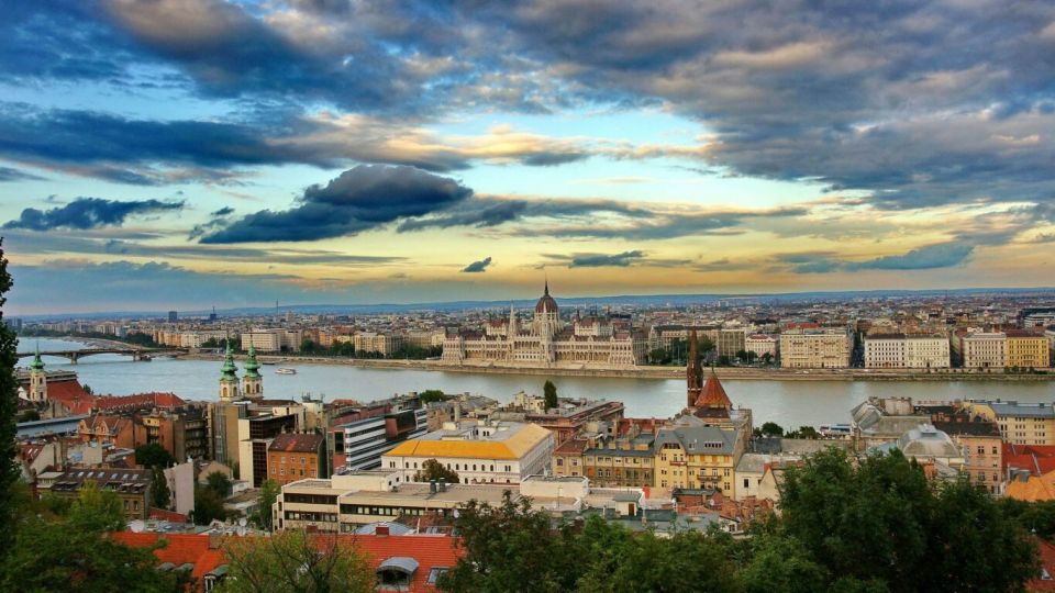 Budapest: Sightseeing Cruise on the Danube - Deck Time and the Art of Not Freezing