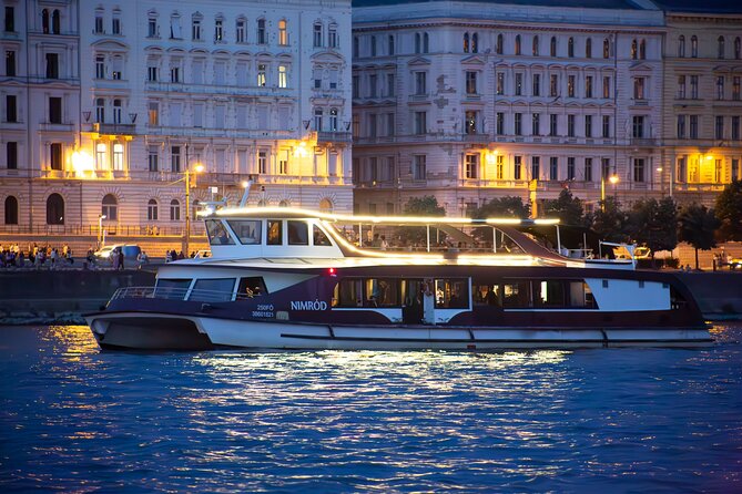 Budapest Sightseeing with Drink Included - Photo realities: upper-deck crowds and window conditions