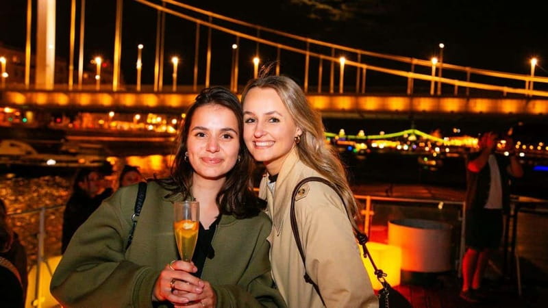 Budapest: Sip and Sail River Cruise with Unlimited Prosecco - Timing and weather: when to chase the sunset look