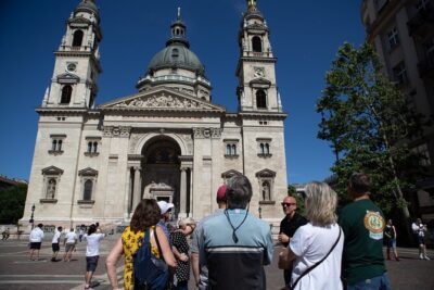 Budapest Urban Walk - Budapest City Tour with Cake & Coffee - Heroes’ Square: Seven Chieftains, Memorial Stone, and the Real Story