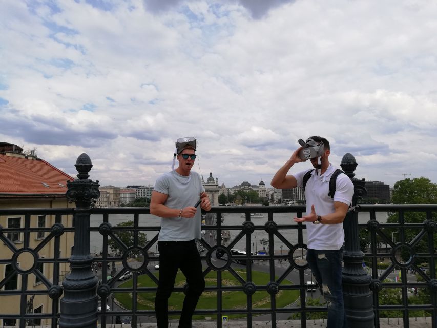 Budapest: Virtual Reality Tour in 8 Languages - Meeting On The Buda Side: Starting Point And First Impressions
