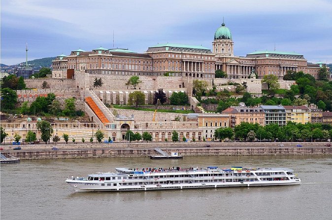 Budapest Walking Tour: Explore Top Sights & Hidden Gems - Szakszervezetek Háza: The 1970s Trade-Union Landmark