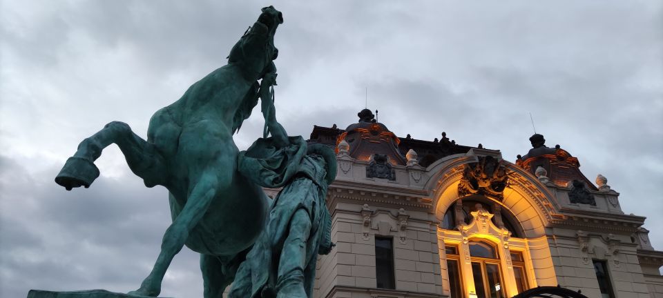 Budapest: Walking Tour in the Buda Castle District - Getting Oriented at Vienna Gate in the Buda Castle District