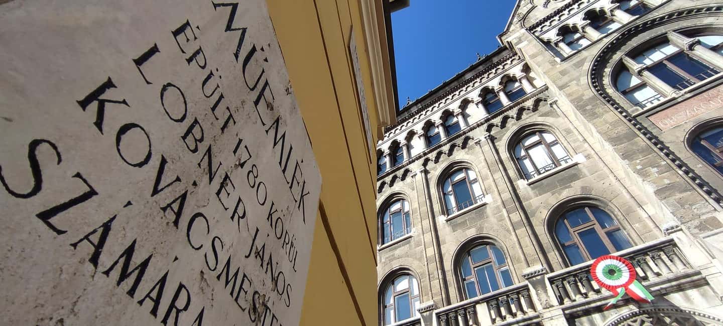 Budapest: Walking Tour in the Buda Castle District - Matthias Church from the outside: more than a postcard