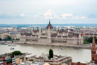 Classic Walk in Budapest - Parliament photos by the Danube: classic angles, real timing