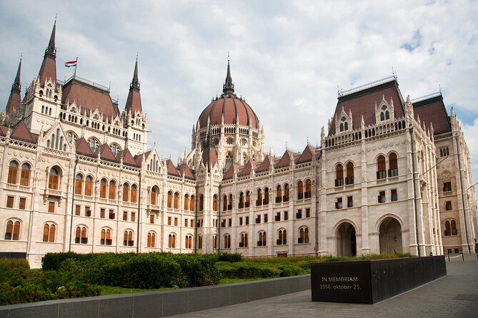 Classic Walk in Budapest - Matthias Church: the Gothic finale with a smart option