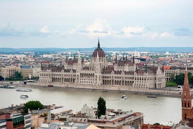 Classic Walk in Budapest - Parliament photos by the Danube: classic angles, real timing