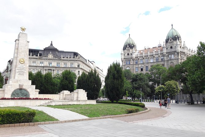 Comprehensive sightseeing tour - Szechenyi Baths and the grand city boulevard: thermal life and design