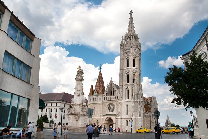 Comprehensive sightseeing tour - Szabadság tér and Kossuth Lajos Square: monuments that explain 20th-century turns