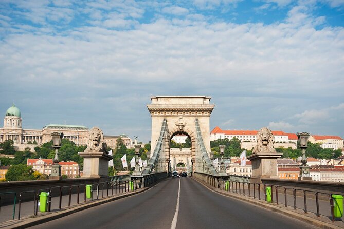 Comprehensive sightseeing tour - Parliament area to Buda Castle: the river crossing you feel in your legs