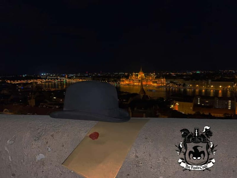 FoolsCode: EscapeRoom/Sightseeing tour with Actor Tourguide - Entering the Story: Meeting the Guide and Getting Your Clues