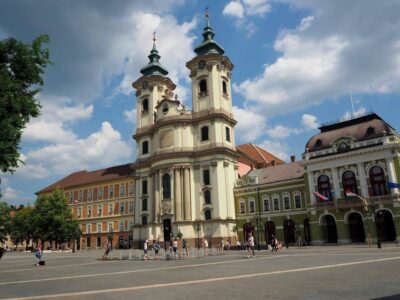 From Budapest: Guided Tour of Eger with Wine Tasting - Getting Oriented in Eger: Minaret, Castle Views, and Dózsa György tér