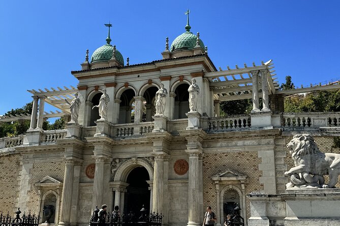 Gems of the Budapest Castle District Walking Tour - Start at the Holy Trinity Statue: symbols before sightseeing