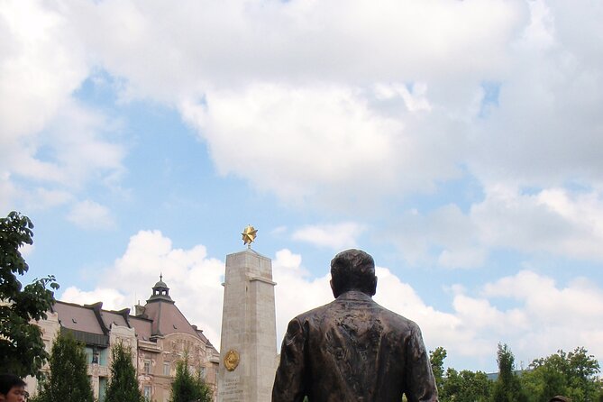 Lives of Hungarians Under Communist and Capitalist system - Why This Walk Through Budapest Feels Different
