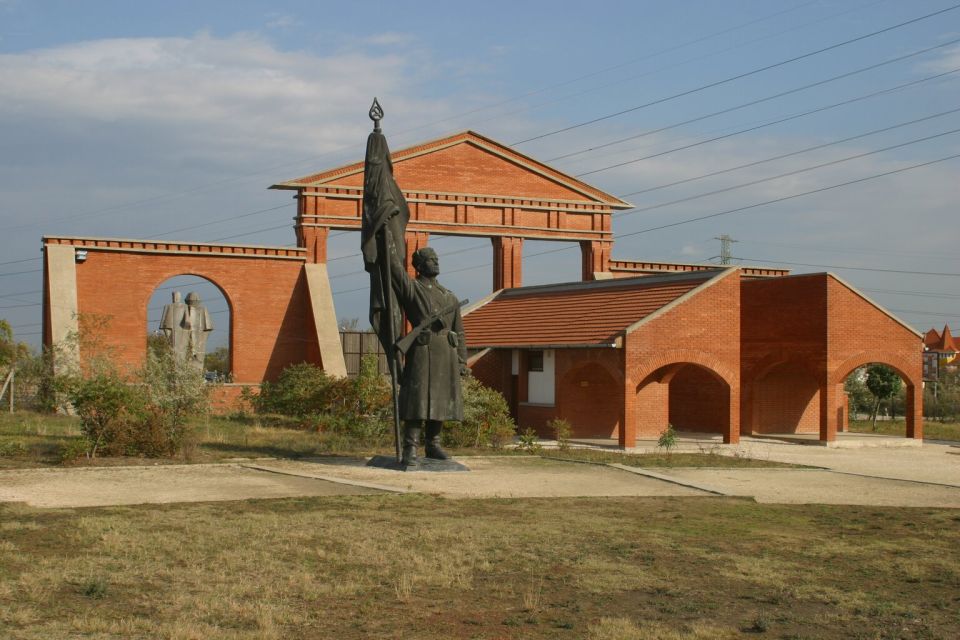 Memento Park: Official Guided Tour with Entry Ticket - Starting at Witness Square: how the guided flow works