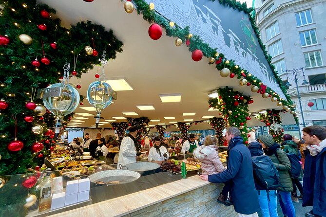 Private Budapest Christmas Market Tour with Chimney Cake & Mulled Wine - Landmarks along the way: why Gresham Palace matters
