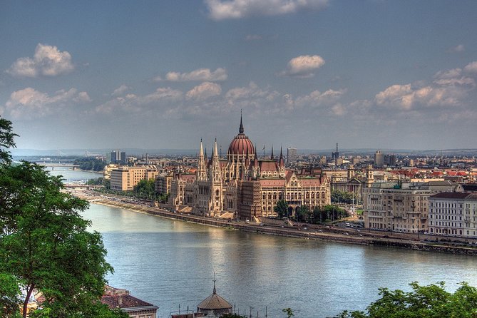 Private Budapest Sightseeing Tour: Royal Castle, Heroes Square, Chain Bridge - Jewish Quarter and Andrássy Avenue: history you can see in layers