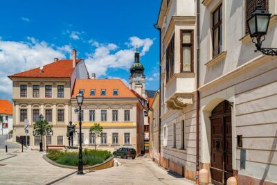Private Tour from Budapest to Prague Sightseeing - Győr Old Town Walk: Baroque Streets and a 1900 Town Hall