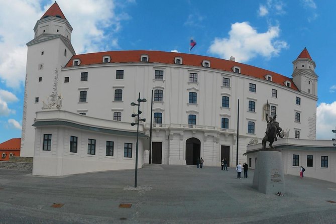 Private Transfer from Budapest to Vienna with a great guided tour in Bratislava - Guide quality: why names like Thomas, Attila, Edit, and Suzanne matter