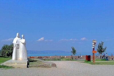 See the Hungarian Sea: Lake Balaton - The 1-hour lake cruise: Relaxation over explanations