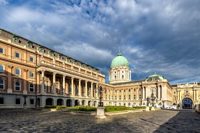 Walking tour in the Buda Castle incl. Fisherman's Bastion - Stop 6: Arpád Tóth Promenade (Setany) and the Castle District gossip angle